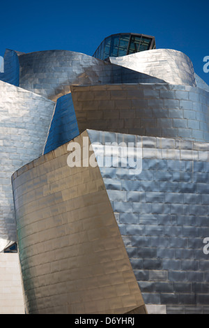 Architetto Frank Gehry il Guggenheim Museum Il futuristico design architettonico in titanio e vetro a Bilbao, Paesi Baschi Foto Stock