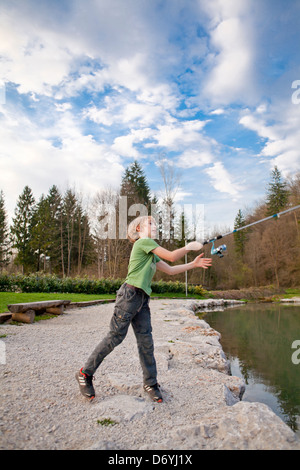 Ragazzo di pesca trote. Foto Stock