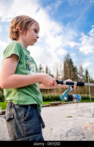 Ragazzo di pesca trote. Foto Stock