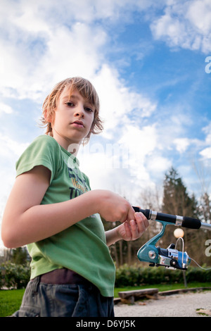 Ragazzo di pesca trote. Foto Stock