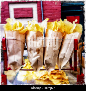 Potato Chips in sacchi di carta Foto Stock