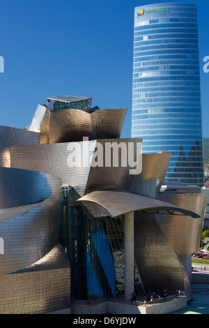 Frank Gehry il Guggenheim Museum Il futuristico design architettonico in titanio e vetro e Iberdrola Torre a Bilbao, Spagna Foto Stock