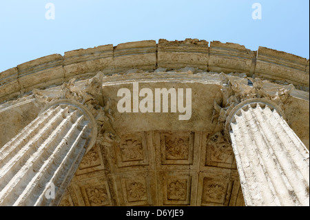 Il Parco di Villa Gregoriana. Tivoli. L'Italia. Vista del tempio romano di Vesta panoramically situato sull'Acropoli si affaccia sul Foto Stock