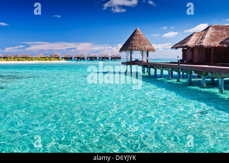 Overwater spa in laguna blu intorno all isola tropicale Foto Stock