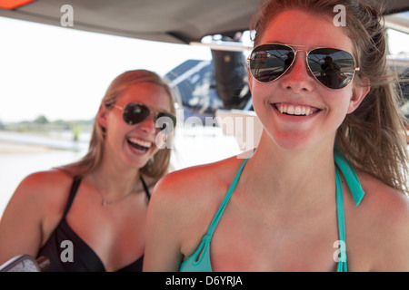 Stati Uniti d'America, Texas, Lewisville, Adolescenti rilassante sulla barca di sci nel lago Lewisville Foto Stock