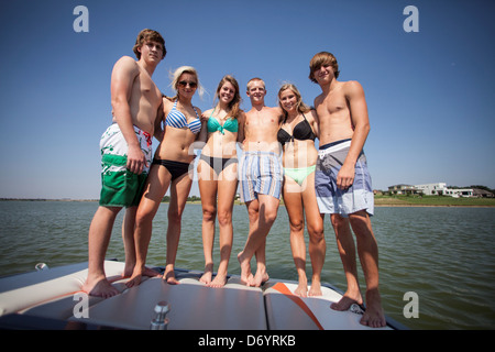 Stati Uniti d'America, Texas, Lewisville, Adolescenti avendo divertimento sugli sci barca al Lago Lewisville Foto Stock