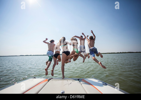 Stati Uniti d'America, Texas, Lewisville, Adolescenti avendo divertimento salta fuori da Ski boat al Lago Lewisville Foto Stock