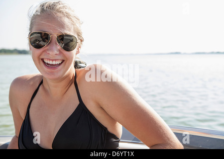 Stati Uniti d'America, Texas, Lewisville, ragazza adolescente divertirsi a cavallo in Barca sci Foto Stock