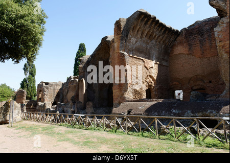 Villa Adriana. Tivoli. L'Italia. Vista di parte dei resti della grande o bagni grandi- thermae. A destra è il caldaria e besi Foto Stock