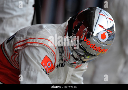 Casco, meccanico McLaren F1 - Formula Uno - Test - Montmelo Circuit de Catalunya di Barcellona, Spagna - 03.03.12 Foto Stock