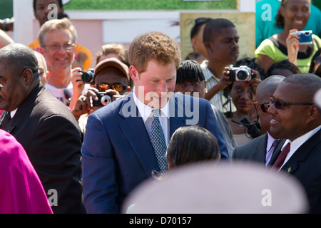 La Gran Bretagna è il principe Harry incontra dignitari in apertura del diamante della regina mostra giubilare in Rawson Square a Nassau, Bahamas domenica (04Mar12). Il principe è su una settimana di tour in America centrale e nei Caraibi che agisce come un ambasciatore per la Regina Elisabetta II come parte della sua Diamond anno giubilare. Nassau, Bahamas - 04.03.12 Foto Stock