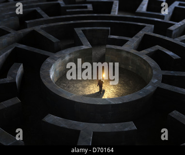 Uomo con una torcia nel mezzo di un misterioso labirinto Foto Stock