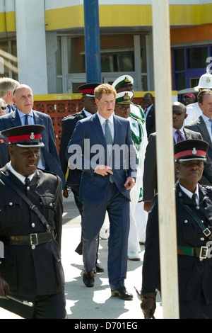 La Gran Bretagna è il principe Harry cammina sulla banchina del porto di Nassau Bahamas domenica (04Mar12). Il principe è su una settimana di tour in America centrale e nei Caraibi che agisce come un ambasciatore per la Regina Elisabetta II come parte della sua Diamond anno giubilare. Nassau, Bahamas - 04.03.12 Foto Stock