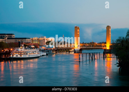 Delta King Hotel e il Tower Bridge sul fiume di Sacramento, California Foto Stock