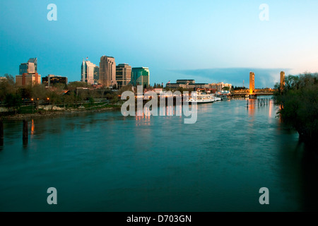 Centro di Sacramento, California Skyline da del fiume Sacramento Foto Stock