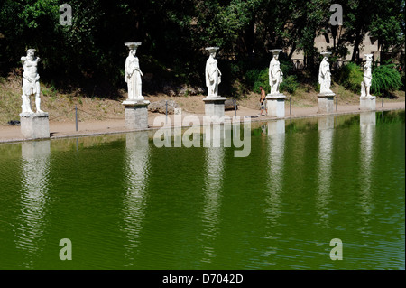 Villa Adriana. Tivoli. L'Italia. Vista delle copie delle cariatidi dall'ateniese Eretteo affiancato da figure di sileno fodera th Foto Stock