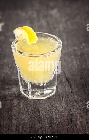 Limoncello Liquore di limone su sfondo di legno Foto Stock