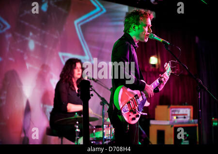 Birmingham, Regno Unito. Il 24 aprile 2013. Noi band alternative rock bassa esecuzione al Glee Club Birmingham 24 aprile 2013. Mimi Parker, batterista e Alan Sparhawk, chitarrista.Credit: John Bentley/Alamy Live News Foto Stock