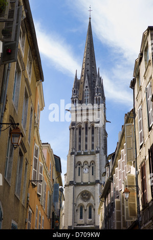 Eglise Saint-Martin, chiesa di Saint Martin e architettura tradizionale nelle strade di Pau nei Pirenei, Francia Foto Stock