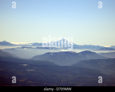 Questa vista aerea del monte Jefferson è stata presa da nord, catturando il terreno accidentato e il paesaggio vulcanico. Il monte Jefferson si trova nella Cascade Range, in Oregon, rinomato per la sua bellezza paesaggistica e le opportunità per fare escursioni. Foto Stock