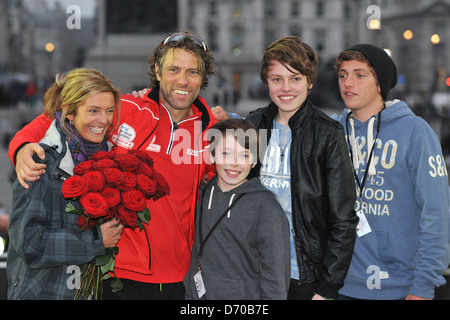 Giovanni vescovo con la moglie Melanie, figli di Daniel, Joe e Luke finisce la BT Sport sfida di rilievo: il Vescovo per la settimana di inferno su Foto Stock