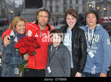 Giovanni vescovo con la moglie Melanie, figli di Daniel, Joe e Luke finisce la BT Sport sfida di rilievo: il Vescovo per la settimana di inferno su Foto Stock