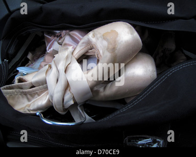 Ben indossati ballet pointe scarpe in borsa Foto Stock