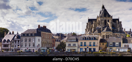 La città di mayenne e la basilica di Notre Dame, basilica di Nostra Signora, in Francia Foto Stock