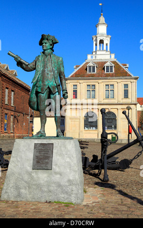 Kings Lynn Custom House, Statua di Vancouver, Hereford Quay, il capitano George Vancouver statua, inglese britannico naval explorer Foto Stock