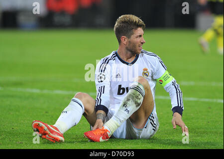 Dortmund, Germania, il 24 aprile 2013. Madrid Sergio Ramos si siede sul passo durante la UEFA Champions League semi-finale prima gamba partita di calcio tra Borussia Dortmund e Real Madrid a BVB stadium Dortmund a Dortmund, Germania, il 24 aprile 2013. Foto: Frederic Scheidemann/DPA/Alamy Live News Foto Stock