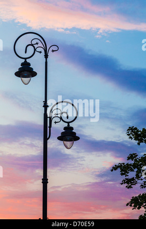 Stagliano ornato le luci di strada al tramonto lungo la Krakowskie Przedmieście vicino a Varsavia la Città Vecchia. Foto Stock