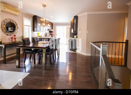 Moderna sala da pranzo con cucina sullo sfondo Foto Stock