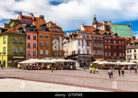 Case di città intorno a Plac Zamkowy o Piazza del Castello del centro storico di Varsavia, Stare Miasto, all'altezza della stagione estiva. Foto Stock