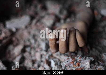Savar, Dhaka, Bangladesh. Xxv Aprile 2013. Mano di indumento lavoratori in fabbrica sono visti in mezzo alle macerie dopo un otto-memorizzati edificio è crollato in Savar, nella periferia di Dhaka. I sopravvissuti hanno gridato ai soccorritori dalle macerie di un blocco di indumento fabbriche che crollò uccidendo 230. Credito: zakir hossain chowdhury zakir /Alamy Live News Foto Stock