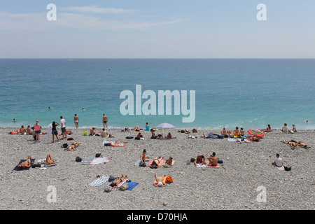 Nizza, Francia, bagnanti sulla spiaggia di Nizza sulla Costa Azzurra Foto Stock