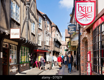 York Shambles il caos, la stretta strada di mezzo in legno vecchio edifici medievali, York, North Yorkshire, Inghilterra, Regno Unito, GB, Unione Europea, Europa Foto Stock