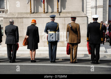 Anzac Day, Londra, Regno Unito. Xxv Aprile 2013. Corona-posa presso il cenotafio Foto Stock