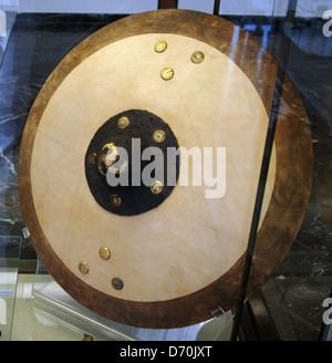 Ricostruzione di uno scudo medievale. Museo Nazionale dell'Alto Medioevo (Museo dell' Alto Medioevo). Roma. L'Italia. Foto Stock