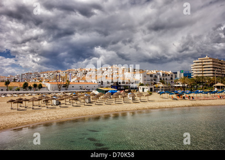 Spiaggia nella località di Puerto Banus a Marbella vicino al mar mediterraneo in Spagna, costa del sol, andalusia regione. Foto Stock