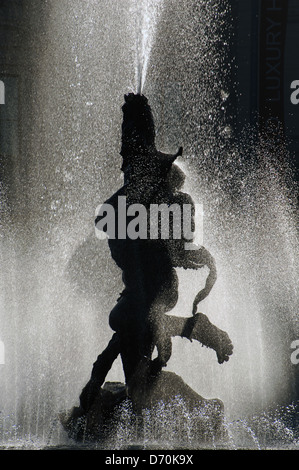 L'Italia. Roma. Fontana della Naiads, 1870-1888. La scultura del naiads sono da Mario Rutelli (1859-1941), 1901. Retroilluminazione. Foto Stock