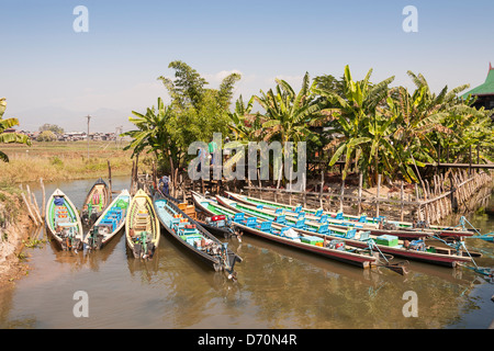 Riverboats ormeggiato al di fuori del patrimonio Inthar House, Inpawkhon Village, Lago Inle, Stato Shan, Myanmar (Birmania) Foto Stock