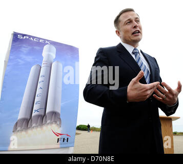 Aprile 25, 2013 - Los Angeles, California, Stati Uniti - Elon Musk ha contribuito $50.000 verso uno sforzo per affrettare il 405 progetto di allargamento lungo. Nella foto: luglio 13,2011 - Vandenberg AFB, California, Stati Uniti - ELON MUSK, SpaceX fondatore e CEO & Chief Technology colloqui durante la SpaceX conferenza stampa che sta rinnovando un vecchio trampolino di lancio presso la base aerea di Vandenberg per il mondo più razzo potente durante una cerimonia innovativa a base di mare a nord di Los Angeles. La Hawthorne basata sulla società è quella di costruire il pesante Falcon progettato per essere abbastanza grande da poter inviare carico o anche persone al di là di orecchio Foto Stock