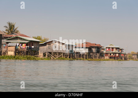 Case costruite su palafitte, Lago Inle, Stato Shan, Myanmar (Birmania) Foto Stock