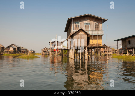 Lakeside case costruite su palafitte, Lago Inle, Stato Shan, Myanmar (Birmania) Foto Stock