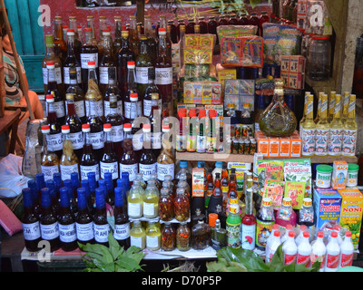 Un mercato di vendita di stallo di rimedi naturali e cure a base di ingredienti naturali della foresta pluviale amazzonica. Iquitos, Perù Foto Stock