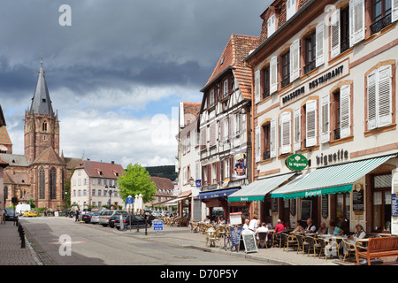 Wissembourg, Francia, Fachwerkhaeuser vecchia e la chiesa di San Pietro e Paolo Foto Stock