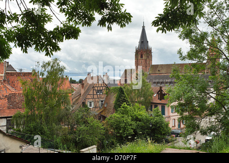 Wissembourg, Francia, Fachwerkhaeuser vecchia e la chiesa di San Pietro e Paolo Foto Stock