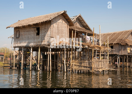Lakeside case costruite su palafitte, Lago Inle, Stato Shan, Myanmar (Birmania) Foto Stock