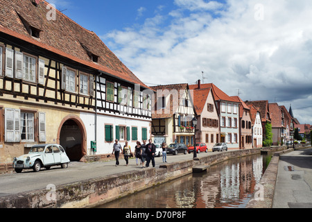 Wissembourg, Francia, Fachwerkhaeuser e il fiume Lauter in Wissembourg Foto Stock