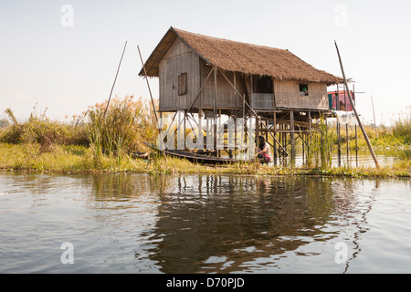 Lakeside casa costruita su palafitte, Lago Inle, Stato Shan, Myanmar (Birmania) Foto Stock